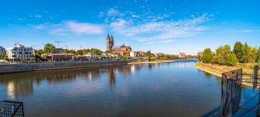 Panoramik Elbe, Katedral, eski ve modern şehir Magdeburg, sonbahar sabah, güneşli bir gün, bulutlar, geniş açı, mavi gökyüzü