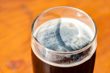 Geleneksel Octoberfest Bavyera koyu bira büyük bir cam ile ıslak duvarları, Almanya, açık havada