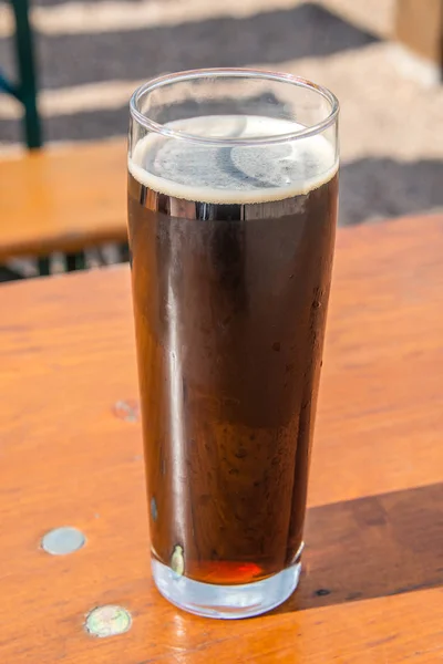 Cerveja Escura Bávara Tradicional Octoberfest Copo Grande Com Paredes Molhadas — Fotografia de Stock
