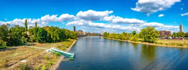 Panoramik Elbe, eski ve yeni şehir, Magdeburg, Almanya, sonbahar, mavi bulutlu gökyüzü köprü