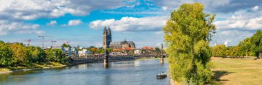 Panoramik Elbe, eski ve yeni şehir, Magdeburg, Almanya, sonbahar, mavi bulutlu gökyüzü köprü