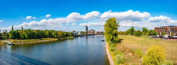 マクデブルク ドイツ 青い曇り空に橋の古いエルベ川のパノラマの景色と新しい町 — ストック写真