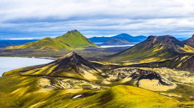 Güzel renkli volkanik dağlar İzlanda 'da Landmannalaugar, yaz zamanı, panorama