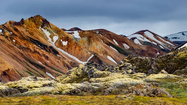 美しいカラフルな火山の山アイスランドのLandmannalaugar 夏時間 パノラマ — ストック写真