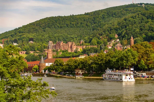 ダウンタウンで ハイデルベルク 古い橋 ドイツ都市の景観の中に城の古い鳥を見る — ストック写真