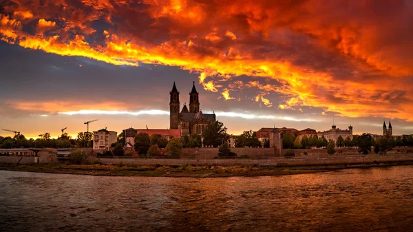 Magdeburg Almanya Sonbahar Kırmızı Bulutlu Gökyüzü Katedral Önünde Kanlı Gün — Stok fotoğraf