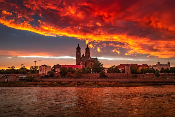 Magdeburg Almanya Sonbahar Kırmızı Bulutlu Gökyüzü Katedral Önünde Kanlı Gün — Stok fotoğraf