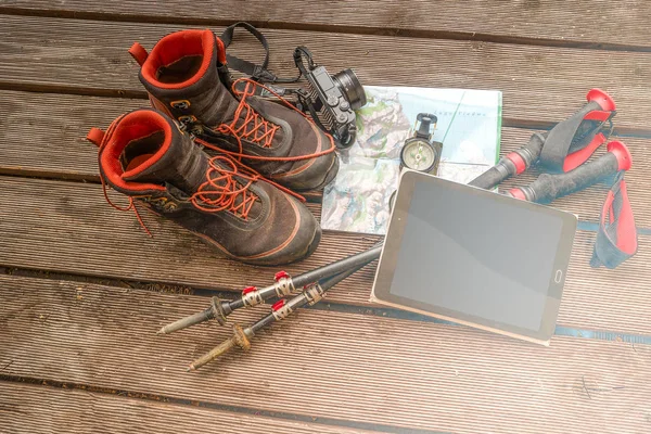 Kaart Kompas Camera Touchpad Wandelen Stokken Laarzen Voor Reizen Plakken — Stockfoto