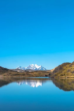 Torres del Paine tepeler, Milli Parkı, Patagonia, Şili, güneşli gün, mavi gökyüzü görünümü