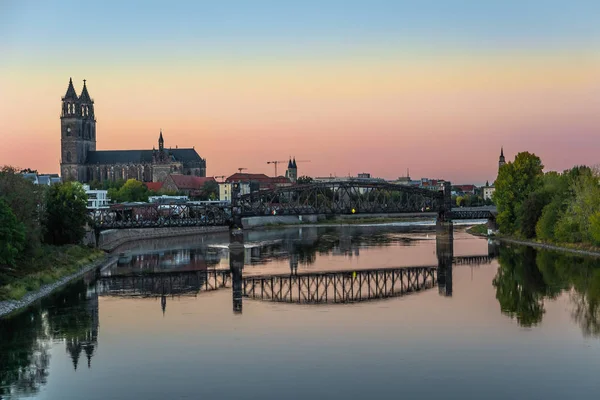 Magdeburg, Almanya, sonbaharda Katedrali ve eski köprünün önünde renkli günbatımı
