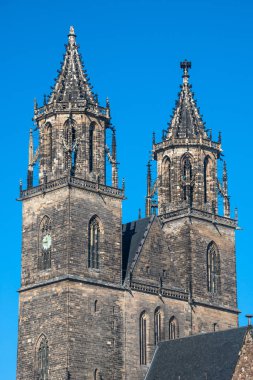 Sonbahar, Almanya, güneşli gün ve mavi gökyüzü görkemli Magdeburg Katedrali