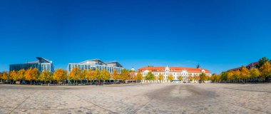 Panoramik manzaralı büyük meydanda Magdeburg Katedrali ve hükümet ofis, güneşli gün ve mavi gökyüzü