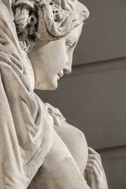 Şehvetli neoklasik kadın mermer heykel Burggarten Park Viyana, Avusturya