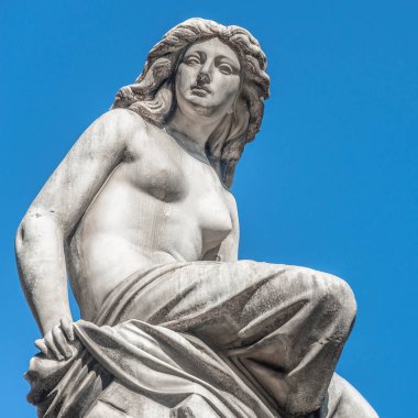 Güzel üstsüz kız önünde mavi gökyüzü, Avusturya Viyana Devlet Operası Çeşme zirvesine olarak