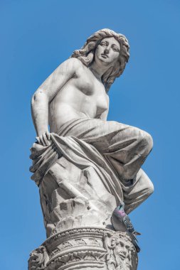 Güzel üstsüz kız önünde mavi gökyüzü, Avusturya Viyana Devlet Operası Çeşme zirvesine olarak