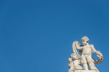 Viyana, Avusturya mavi gökyüzü önünde çatı üstündeki de güzel melek