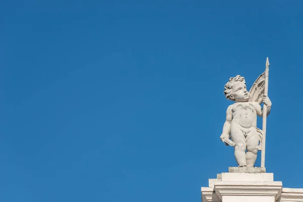 Schöner Engel Als Verteidiger Auf Dem Dach Vor Blauem Himmel — Stockfoto