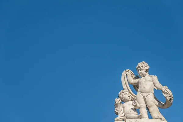 Hermoso Ángel Como Defensor Azotea Frente Cielo Azul Viena Austria —  Fotos de Stock