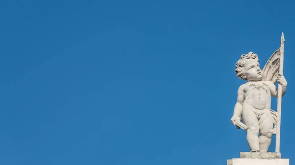 Mooie Engel Als Verdediger Dakbovenkant Voor Blauwe Hemel Wenen Oostenrijk — Stockfoto