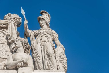 Güzel Sfenks ve Roma'lı kadın savaşçı çatı üst önünde mavi gökyüzü Viyana, Avusturya