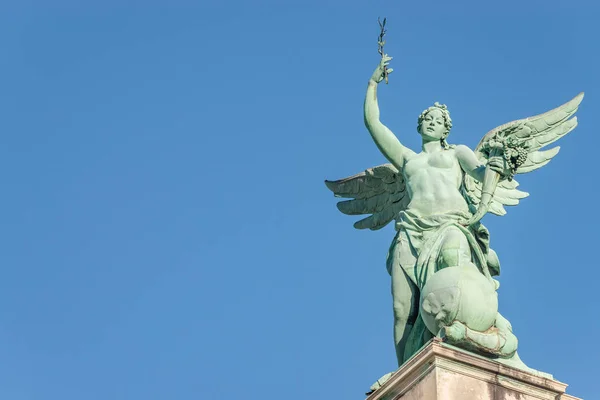 Dachstatue Eines Sinnlichen Engels Aus Der Renaissance Mit Flügeln Vor — Stockfoto