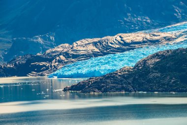Panoramik Torres del Paine Millî Parkı, gri lagün ve buzul sonbahar, Patagonia, Şili