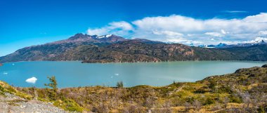Panoramik Torres del Paine Millî Parkı, ormanlar, lagün ve buzullar sonbahar, Patagonia, Şili