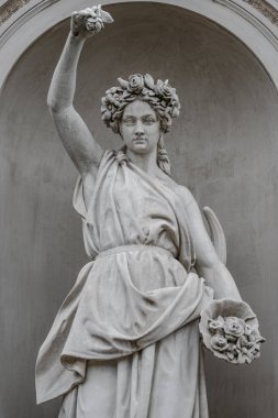 Sstatue şehvetli busty ve kabarık Rönesans dönemi kadının halkahalka çiçek, Potsdam, Almanya