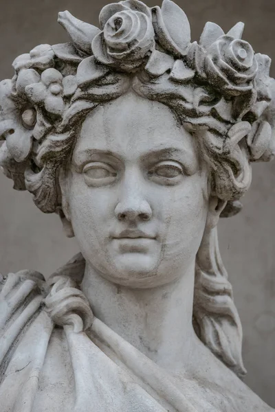 Estátua Sensual Peituda Puffy Renascimento Era Mulher Circlet Flores Potsdam — Fotografia de Stock