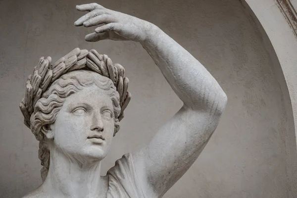 Estátua Sensual Mulher Era Renascentista Romana Circlet Folhas Louro Potsdam — Fotografia de Stock