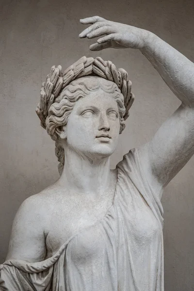 Standbeeld Van Sensuele Romeinse Renaissance Tijdperk Vrouw Circlet Van Laurierbladeren — Stockfoto