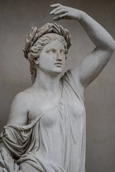 Άγαλμα Γυναίκας Αισθησιακό Ρωμαϊκή Εποχή Αναγέννησης Διάδημα Από Φύλλα Δάφνης — Φωτογραφία Αρχείου