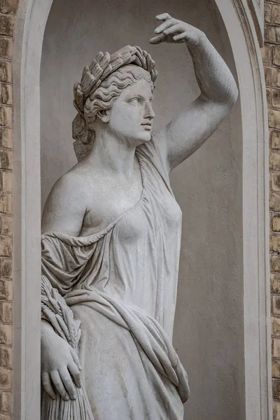 Standbeeld Van Sensuele Romeinse Renaissance Tijdperk Vrouw Circlet Van Laurierbladeren — Stockfoto