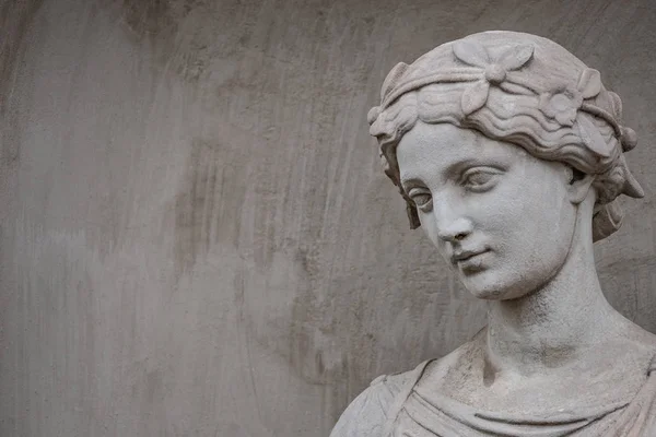 Estátua Antiga Sensual Mulher Era Renascentista Grega Com Uma Flor — Fotografia de Stock