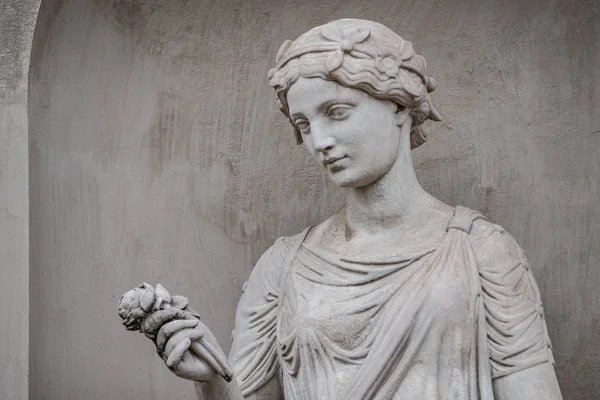 Alte Statue Der Sinnlichen Griechischen Renaissance Zeit Frau Mit Blume — Stockfoto