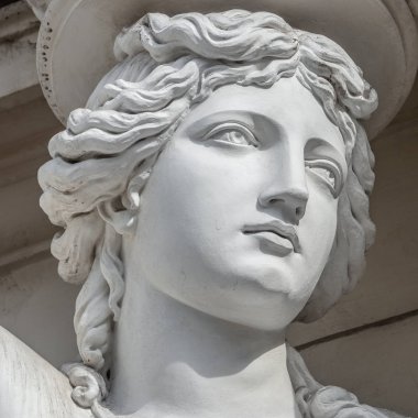 Avusturya 'nın Viyana kentinde genç ve çıplak Roma rönesansı kadınlarının balkon destek heykeli portresi