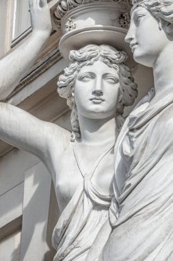 Avusturya 'nın Viyana kentinde genç ve çıplak Roma rönesansı kadınlarının balkon destek heykeli portresi