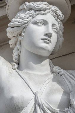Avusturya 'nın Viyana kentinde genç ve çıplak Roma rönesansı kadınlarının balkon destek heykeli portresi