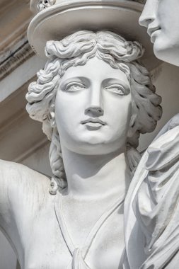 Avusturya 'nın Viyana kentinde genç ve çıplak Roma rönesansı kadınlarının balkon destek heykeli portresi