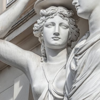 Avusturya 'nın Viyana kentinde genç ve çıplak Roma rönesansı kadınlarının balkon destek heykeli portresi