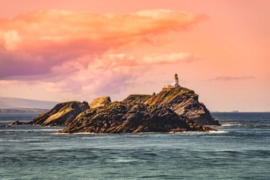 Büyülü gün batımı sırasında güzel Faeroe Adaları deniz feneri