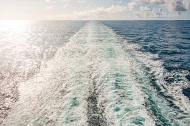 Cruise Gemi parça Atlantik Okyanusu ile doğrudan güneş ışığı