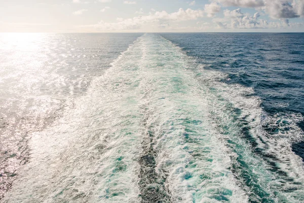 Track Een Cruise Schip Atlantische Oceaan Met Direct Zonlicht — Stockfoto