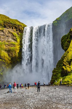 South Iceland üzerinde güzel, yüksek ve büyük Skogarfoss şelale
