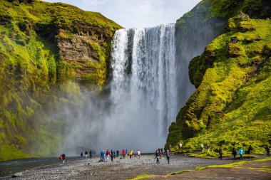 South Iceland üzerinde güzel, yüksek ve büyük Skogarfoss şelale