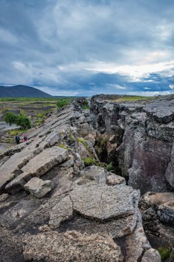 Derin volkanik kabuk çatlamak, hiking trail ve h dramatik görünümü