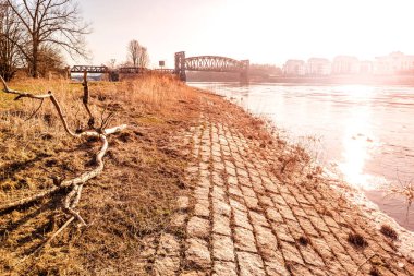 Muhteşem gün batımı Magdeburg üzerinde şehir merkezinde kış, Almanya