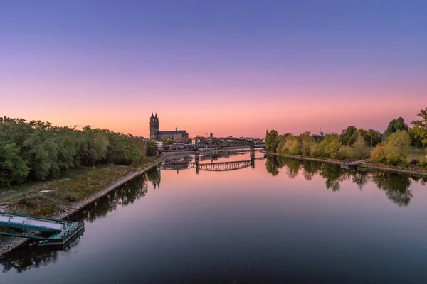 Blick Auf Den Rötlichen Sonnenuntergang Über Der Innenstadt Von Magdeburg — Stockfoto