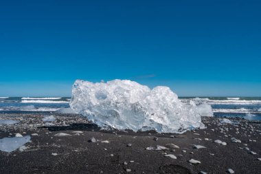 Harika manzara okyanus siyah kum plaj buz buzul Lagoon, Jokulsarlon, İzlanda