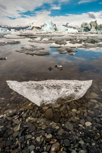 冰岛乔库尔萨隆冰川泻湖的海洋黑沙滩和冰的美妙景色 — 图库照片